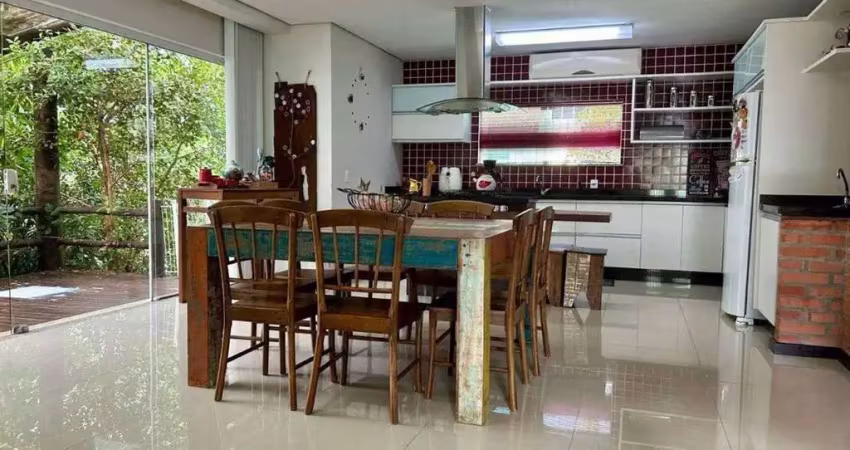 Casa ampla com 3 dormitórios e 2 vagas no salto weissbach!