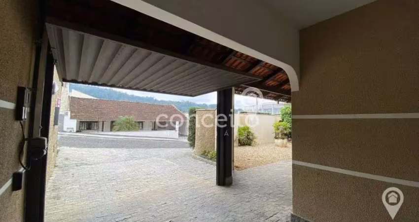 Casa 3 dormitórios 2 suítes e 4 vagas na água verde!