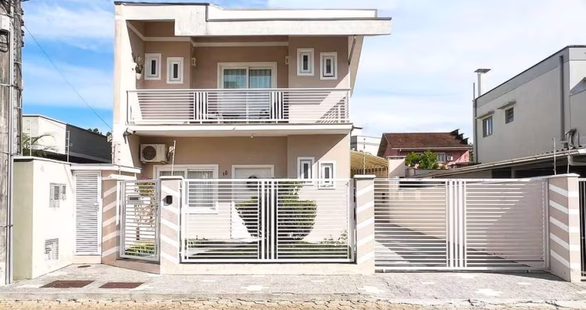 Casa com 2 dormitórios e 5 Vagas na Escola Agrícola!