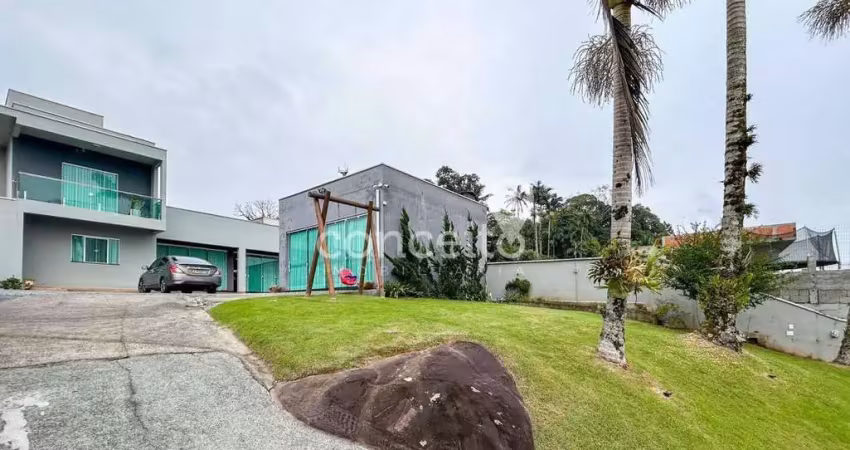 Casa Semimobiliada com 3 Dormitórios na Ponta Aguda!