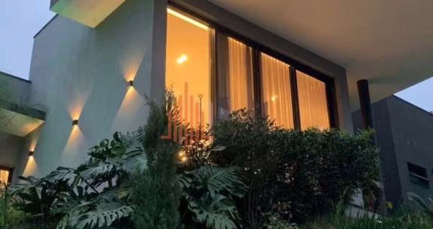 Casa de Condomínio em Arujá com 550m²