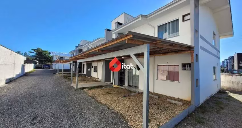 Apartamento com 2 dormitórios, 1 banheiro, sala, cozinha, lavanderia e garagem coberta para 1 carro.