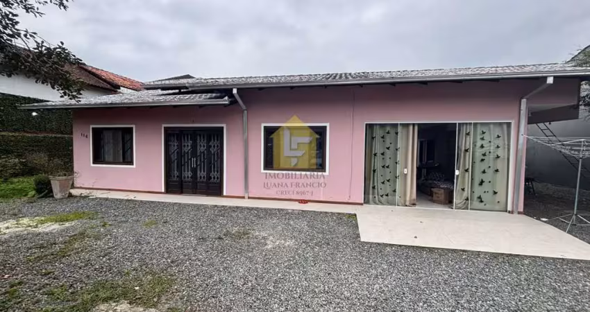Casa com 3 quartos para alugar na Rua Alfredo Beck, Iririú, Joinville