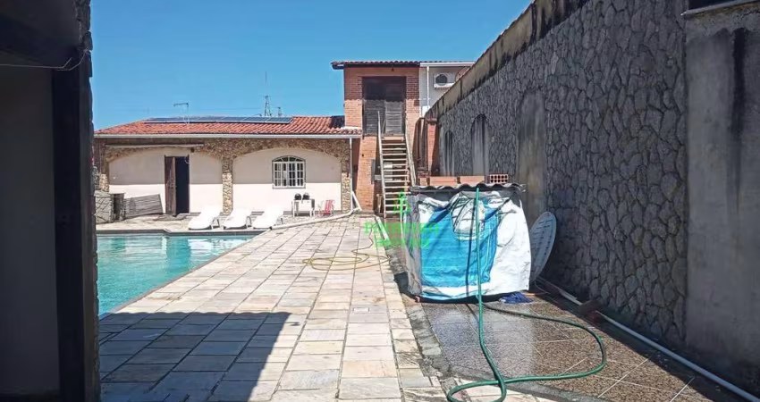 Rua arborizada e silenciosa