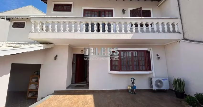 Casa de rua à venda no bairro vila galvão - jundiaí, próximo ao maxi shopping! 3 dormitórios, sendo 1 suíte, cozinha planejada, sacada e 2 vagas