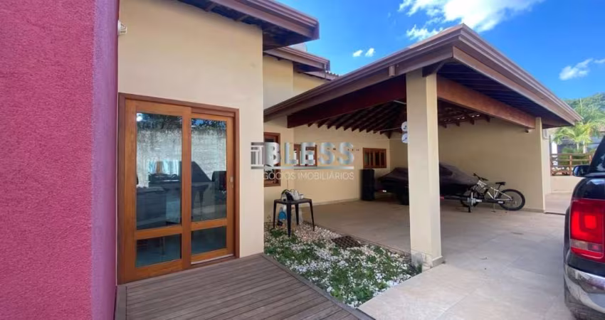 Casa de luxo em condomínio à venda em Jundiaí-SP, no bairro Vivenda, com 3 quartos, 1 suíte, 2 salas, 6 banheiros, 6 vagas de garagem e 350m² de área.