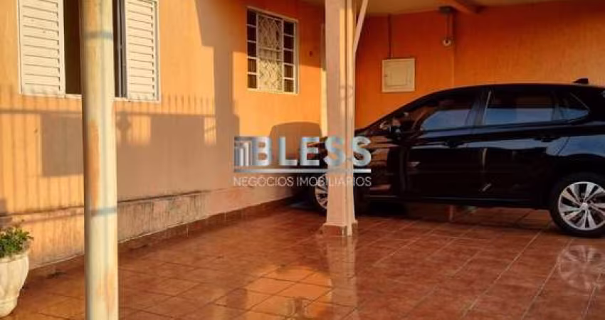 CASA À VENDA EM JUNDIAÍ COM DUAS CASAS NO TERRENO.