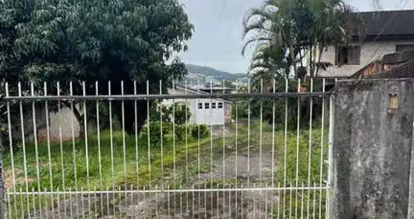 Casa com 03 dormitórios, 01 suite  e 01 vagas de garagem.