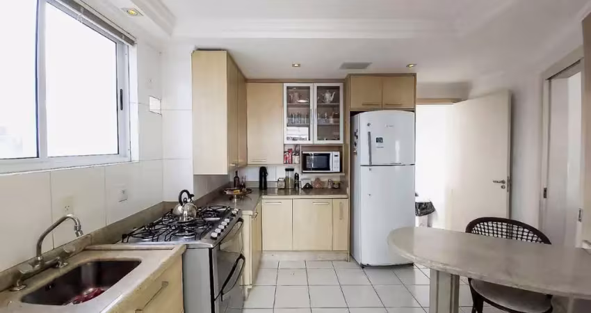 Cobertura exclusiva de 348 m² com piscina privativa, vista para o mar e 4 vagas de garagem