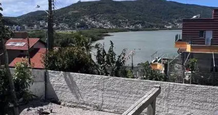 Casa de 4 quartos com vista para o mar e terreno amplo no saco dos limões