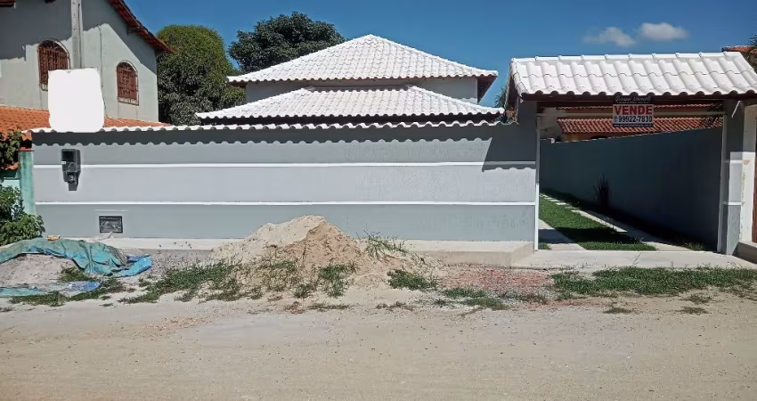 Linda Casa com Área de Churrasqueira em Jaconé