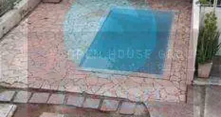 Ocean vende: casa com 2 pavimentos e suíte desintegrada localizada ao fundo do imóvel piscina