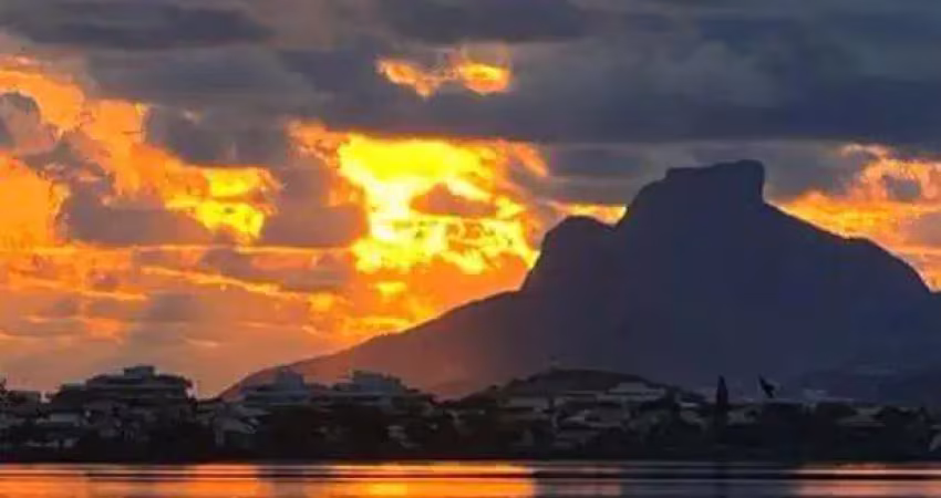 Ocean vende: piratininga: casa duplex, 2 quartos, escritório,  terraço vista lagoa.