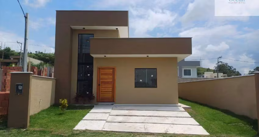 Ocean vende: Maricá, Condomínio, casa 3 quartos|(1suíte), pé direito duplo, churrasqueira, chuveirão