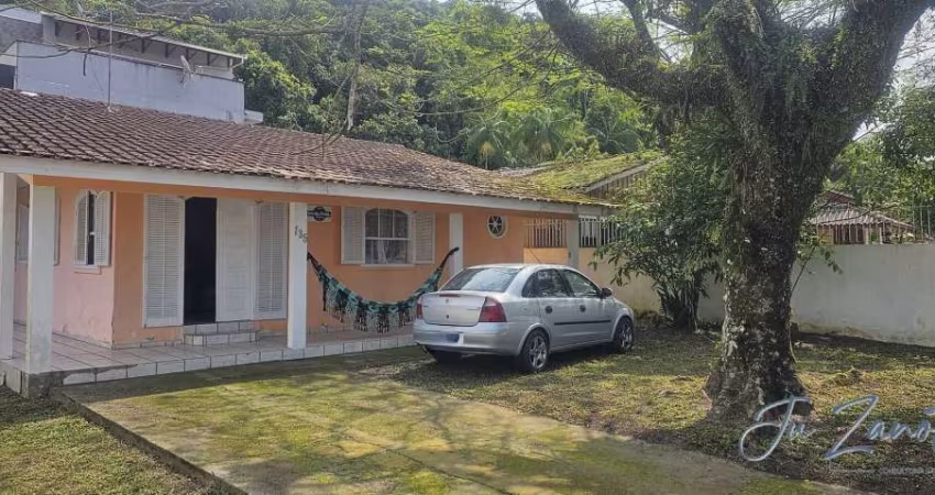 Casa de Esquina com Amplo Terreno Próximo ao Centro, Bom Retiro Matinhos