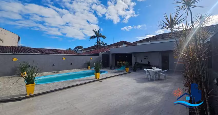 Casa mobiliada , com 5 quartos, piscina e a 2 quadras da praia