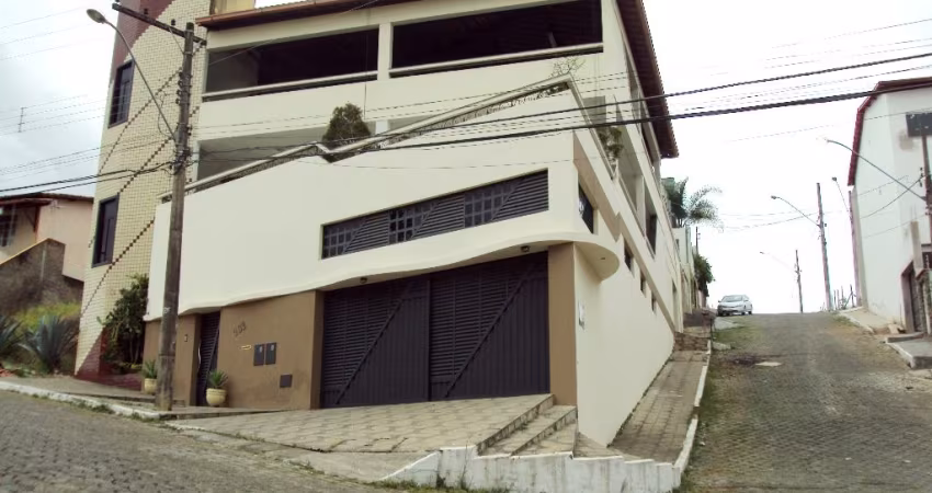 Excelente Casa na Rua Fausto Perim - Grã Duquesa