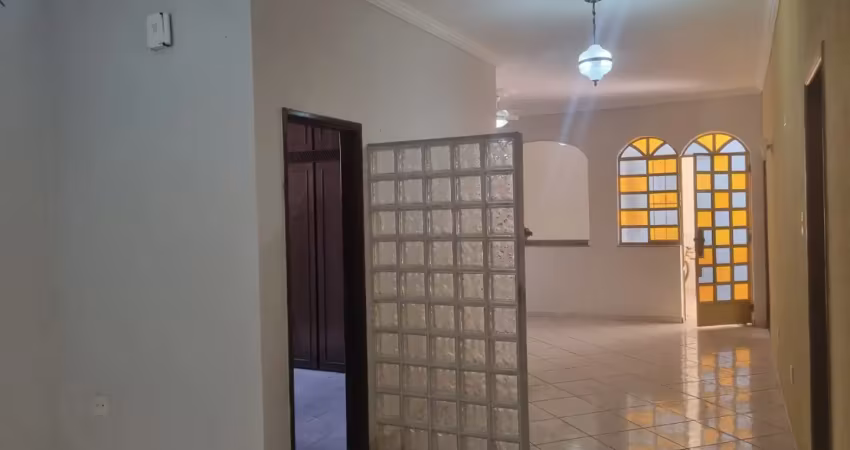 Aluga-se casa ampla no centro de governador valadares!