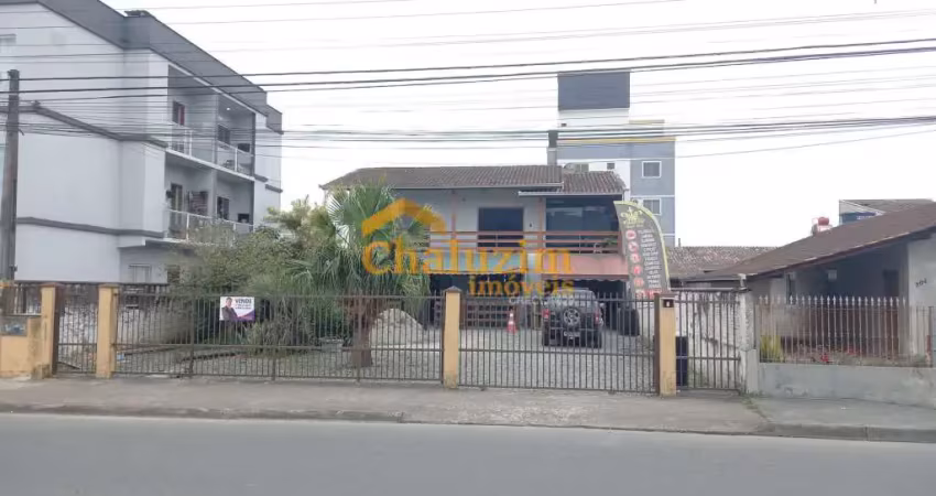 Sobrado com 226 metros quadrados de área útil à venda por R$ 650 mil no bairro Aventureiro, zona Norte de Joinville (SC)
