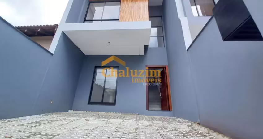 À venda no bairro Saguaçu, região central de Joinville (SC), sobrado geminado novo com 3 quartos