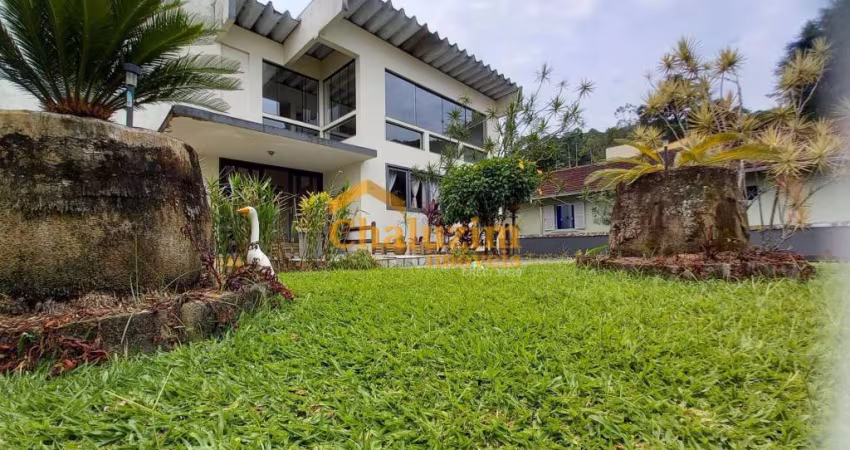 Casa com 3 suítes e 1 dormitório, 520 metros quadrados de área útil,  à venda na região central de Joinville