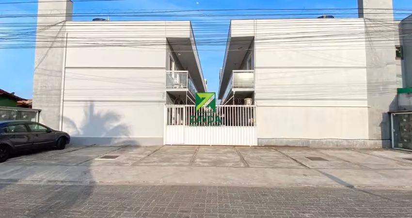 Apartamento térreo à venda na quadra da praia - peixe dourado i, barra de são joão-rj! 2 quartos, sala, banheiro, vaga de garagem.