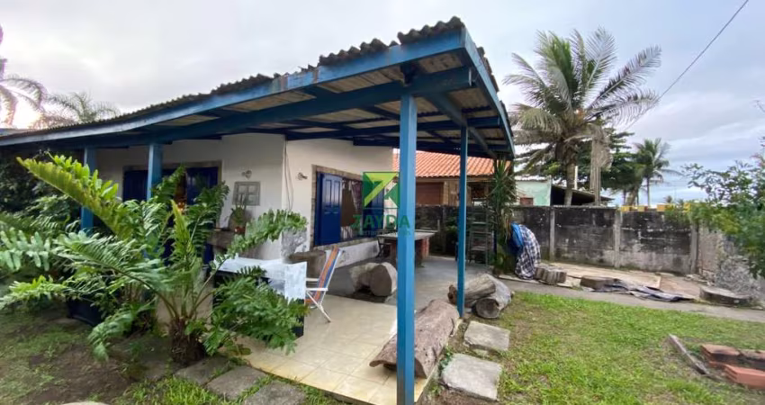 Casa á beira Mar de esquina á venda em Barra de São João, com 348m² de terreno