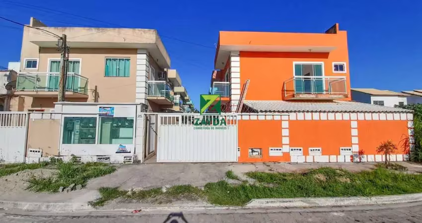 Casa duplex com 02 suítes de frente para a rodovia amaral peixoto no bairro peixe dourado i em barra de são joão-rj: