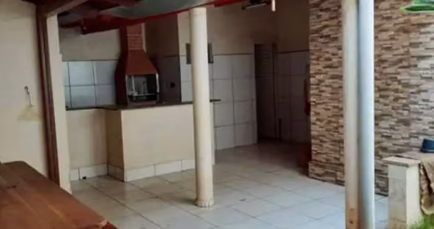 Vende-se casa na Vila Pai Eterno em Trindade de 200,00m²
