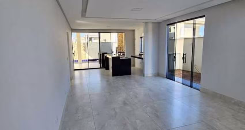 Sobrado de Alto Padrão com 4 Suítes e Lazer Completo no Parqville Jacarandá