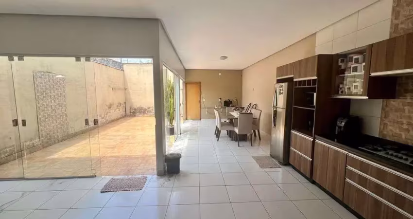 Casa à venda com 3 quartos sendo 1 suíte, de 150,00 m² próximo ao fórum.