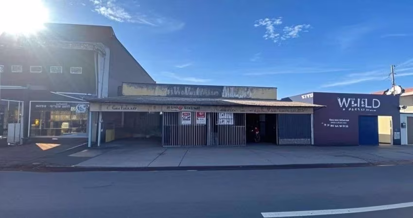 Área comercial na frente e casa nos fundos, localizada na Vila Mariana em Ap. GO