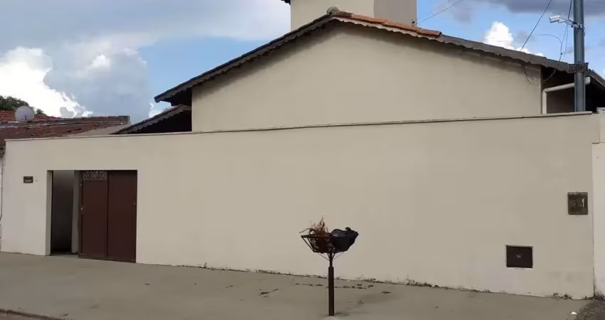 Casa de 4quartos, sendo 2 suítes