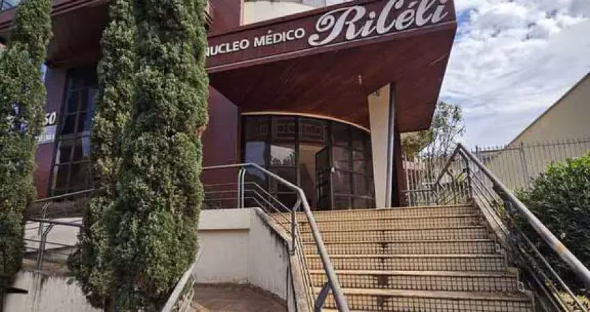 Prédio comercial, 565 metros, em frente do parque areião.