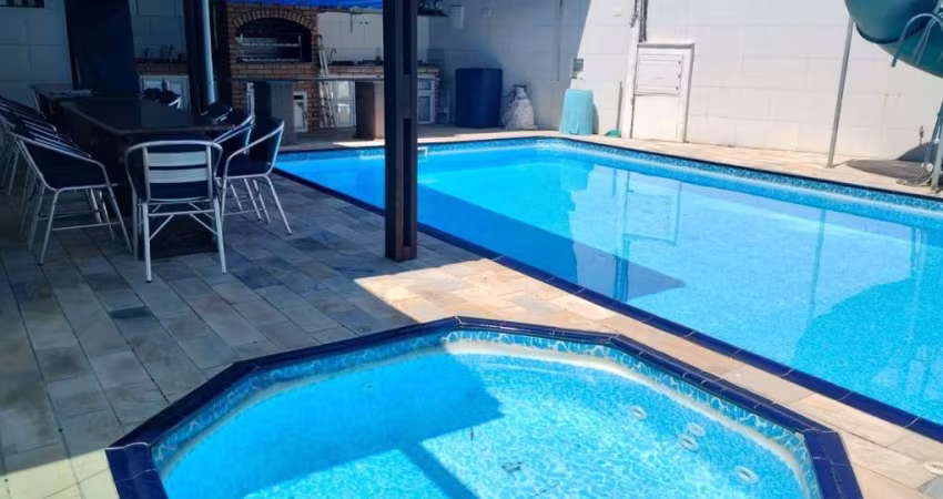 Casa a venda em Mongaguá com piscina por R$ 530.000,00