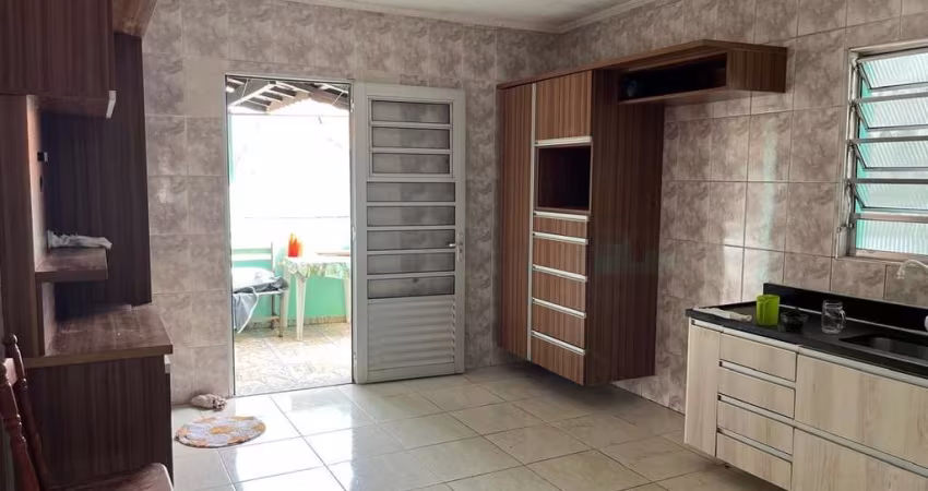 Imperdível oportunidade: Casa à venda em Santo André-SP, Parque Gerassi, 4 quartos, 2 salas, 2 banheiros, 2 vagas de garagem.