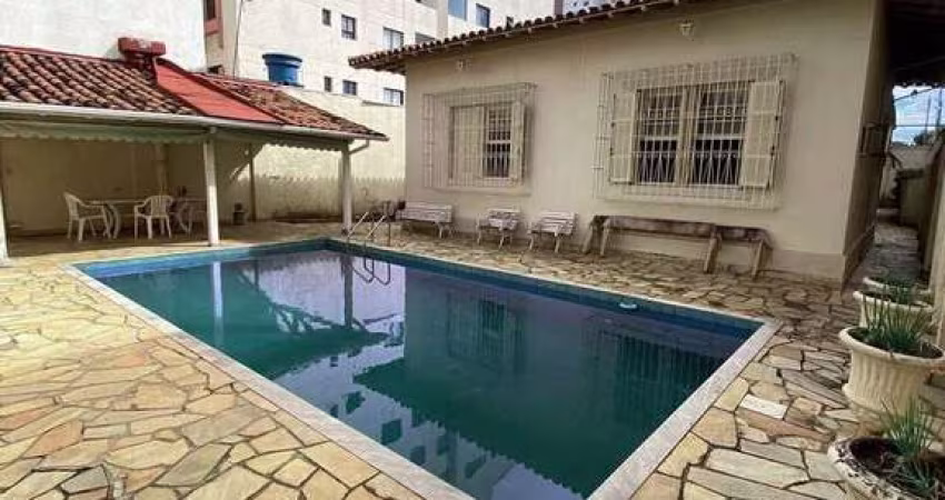 Casa com 4 quartos e piscina, Centro, Taubaté