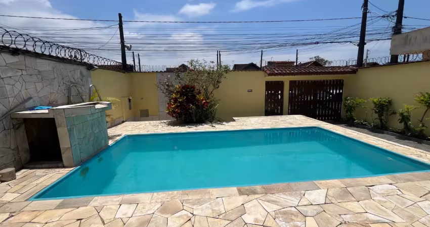 Casa térrea com 3 quartos e piscina com cascata em itanhaém sp