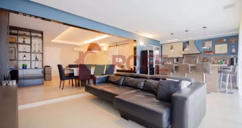 Apto com 160m², com três suítes, sala ampla, integrada à varanda com churrasqueira, banheiros: 4 vag
