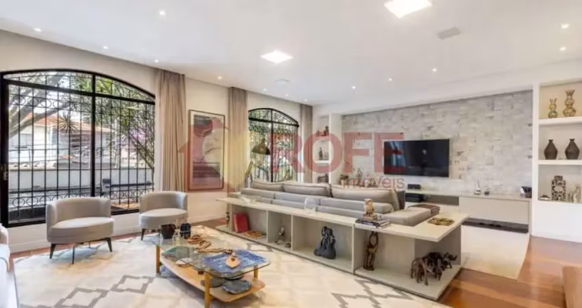 Casa reformada de 306m² com 4 dormitórios e 2 vagas, mobiliada