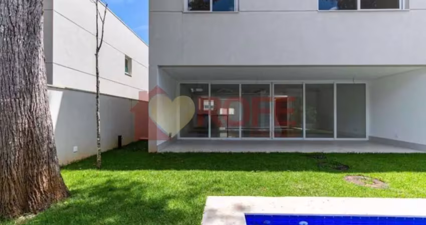 Maravilhosa casa em condomínio fechado, 4 suítes e piscina na granja julieta!