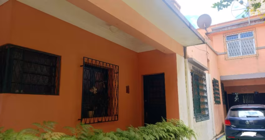 Casa com potencial para clínica , prédio comercial 445 m2 terreno - Passos MG