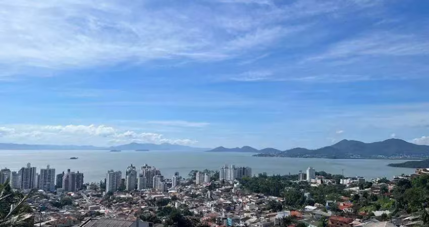 Casa para Venda em Florianópolis, Centro, 4 dormitórios, 3 suítes, 5 banheiros, 1 vaga