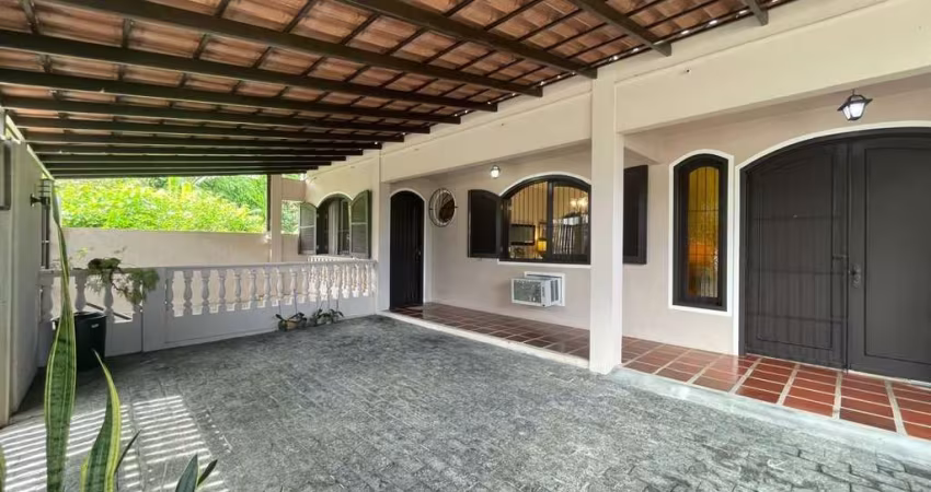 Casa para Venda em Florianópolis, Pantanal, 4 dormitórios, 1 suíte, 5 banheiros, 2 vagas