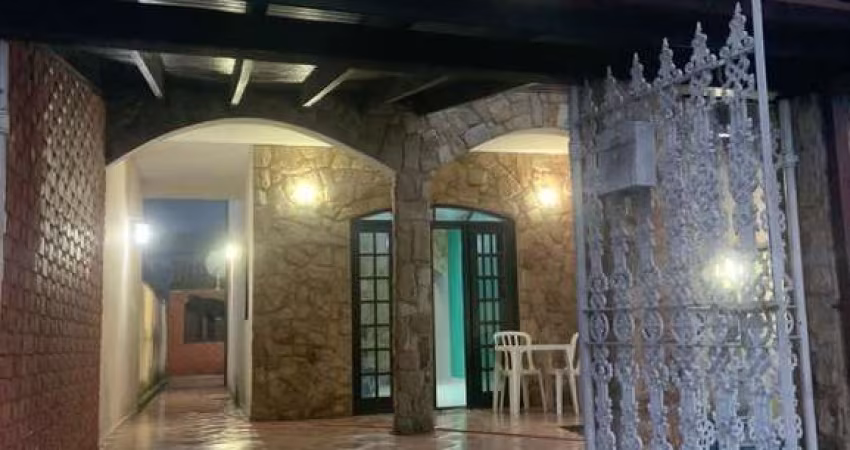 Sobrado de rua 2 quartos, 2 wc, em excelente localização no Indaia