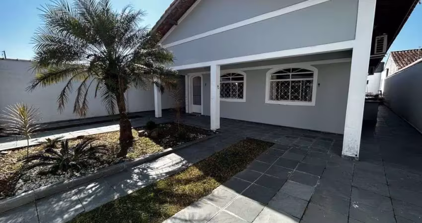 Casa com piscina, 4 dorms, 4 wc, 4 vagas de auto