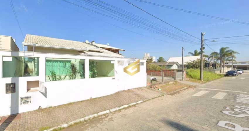 CASA AMPLA COM PISCINA EM BALNEÁRIO PEREQUÊ