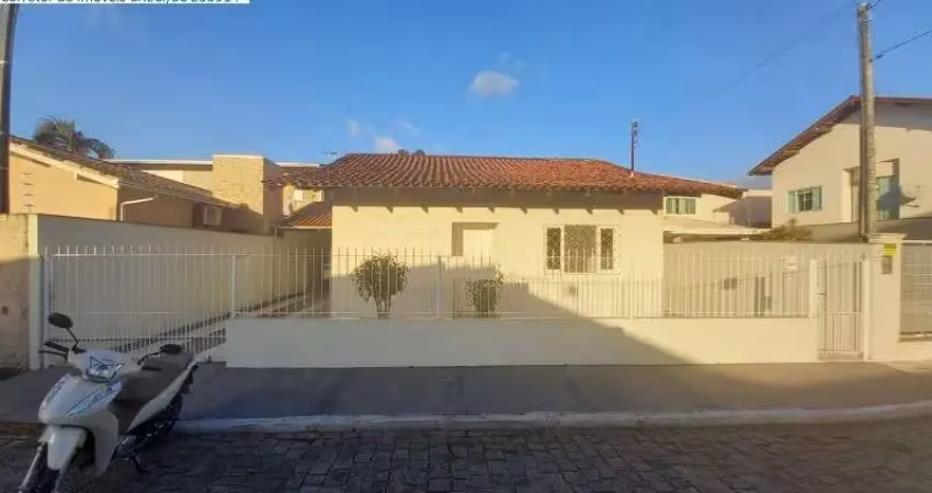 Linda casa no centro de camboriú amplo terreno 12x25m 3 vagas de garagem