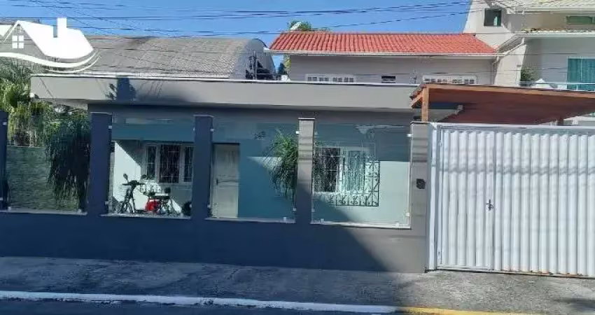 Linda Casa com dois andares em Camboriú no bairro Tabuleiro