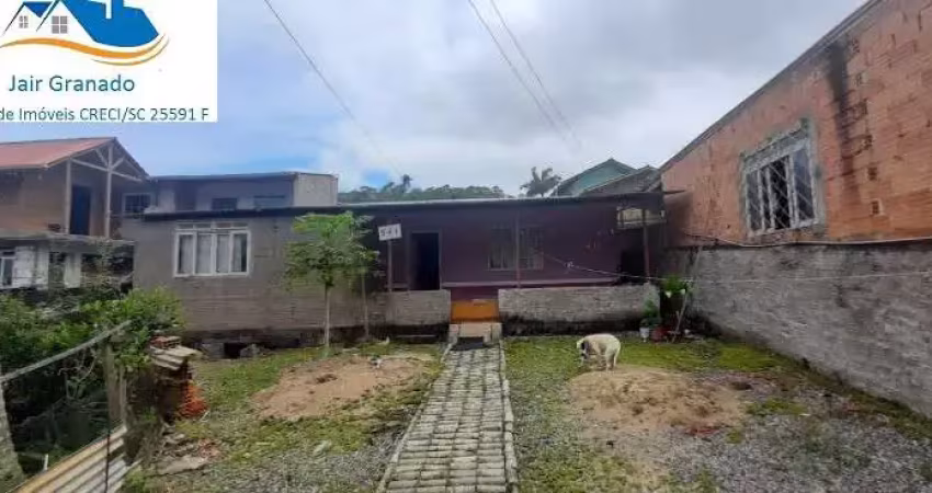 Casa em Camboriú no bairro Monte Alegre com 03 dormitórios